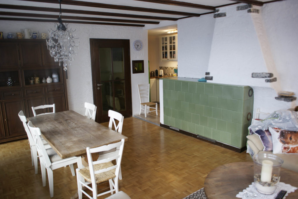 Wohnzimmer mit Kachelofen