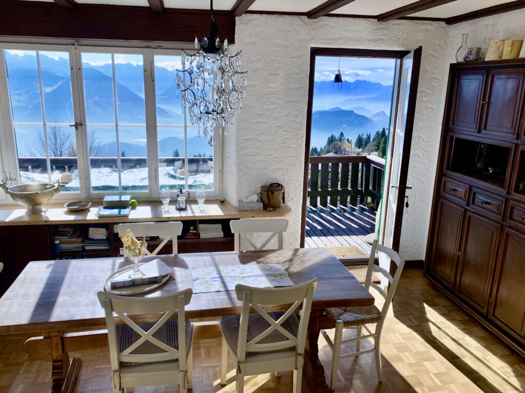 Wohnzimmer mit grosser Fensterfront